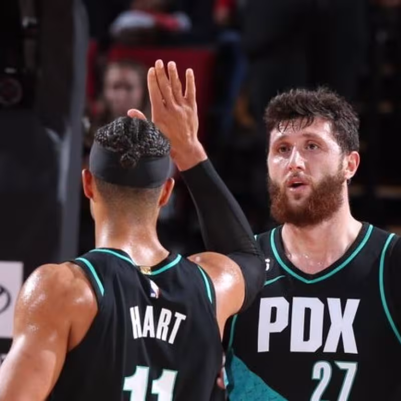 Jusuf Nurkic y Josh Hart, jugadores de Portland Trail Blazers.