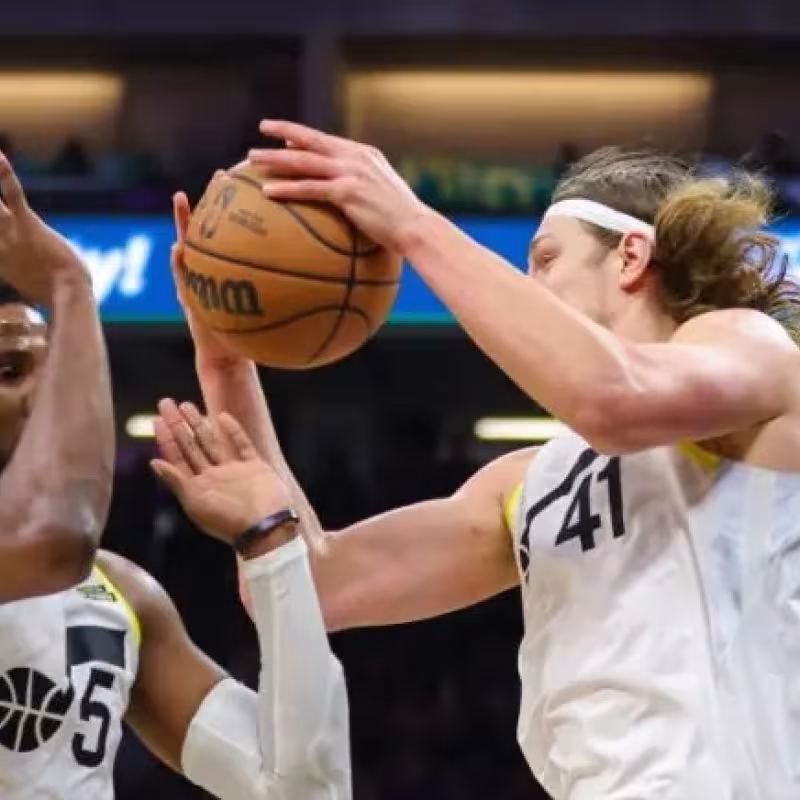 Malik Beasley y Kelly Olynyk, jugadores de Utah Jazz.