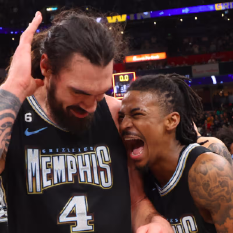 Ja Morant y Steven Adams celebran el triunfo de los Grizzlies.