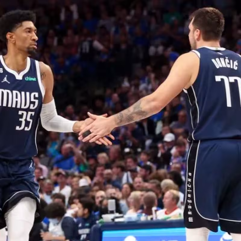 Chris Wood y Luka Doncic, jugadores de Dallas Mavericks.