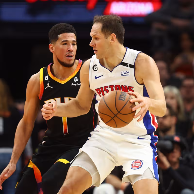 Bojan Bogdanovic, defendido por Devin Booker