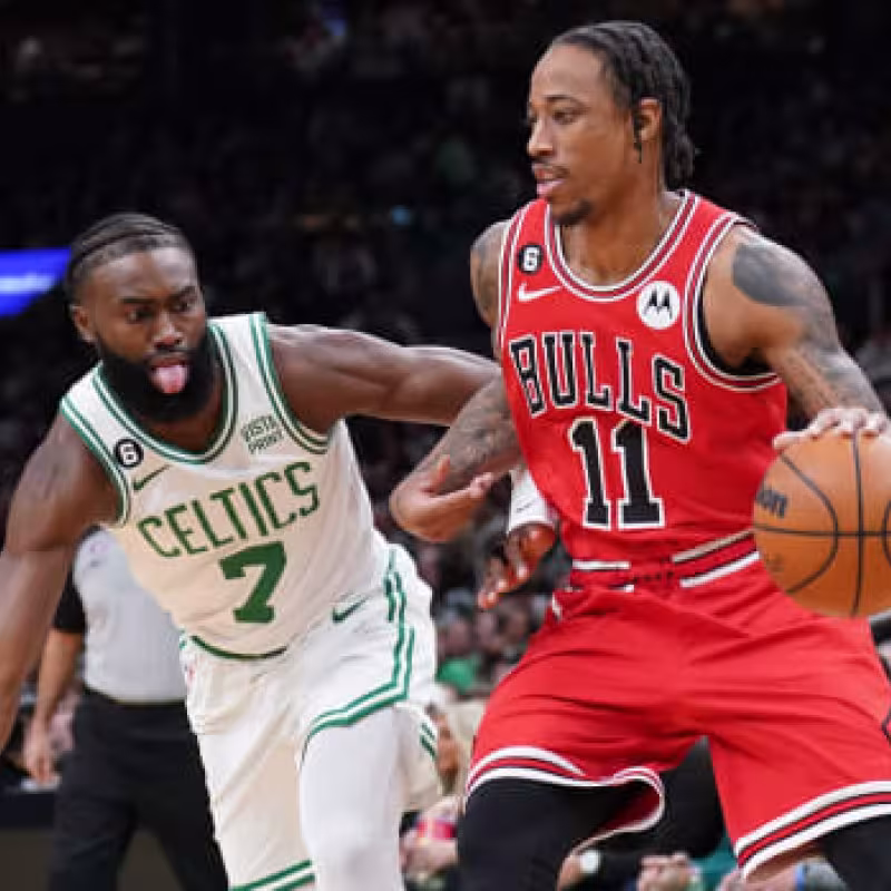 DeMar DeRozan, defendido por Jaylen Brown