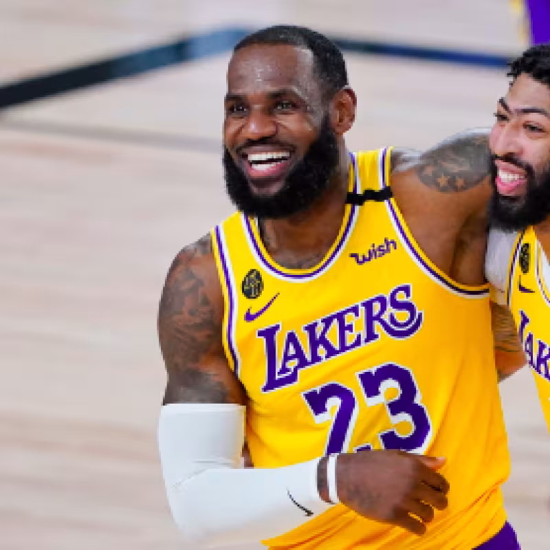 LeBron James y Anthony Davis, estrellas de Los Angeles Lakers. 