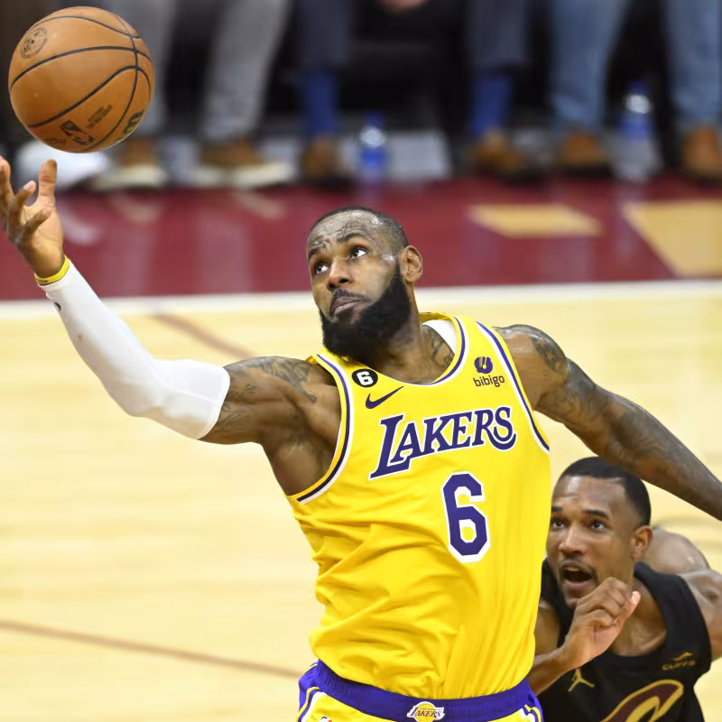 LeBron James, defendido por Evan Mobley