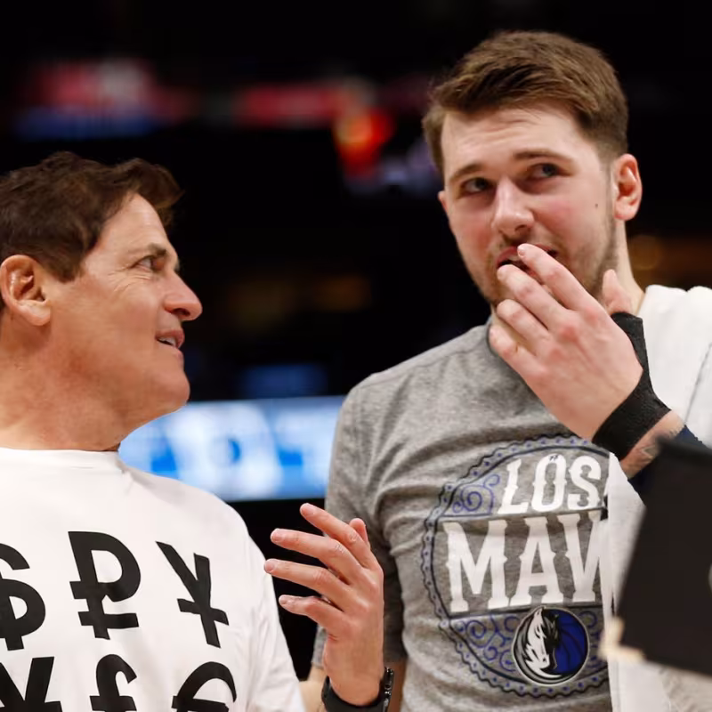Luka Doncic y Mark Cuban, estrella y propietario de Dallas Mavericks.