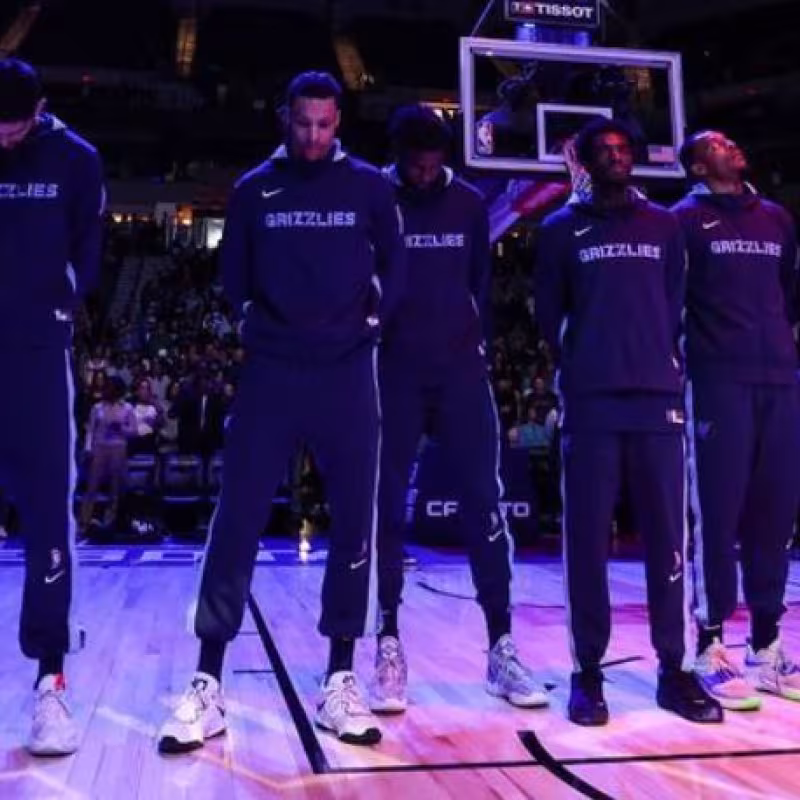 Memphis Grizzlies, manteniendo el minuto de silencio.