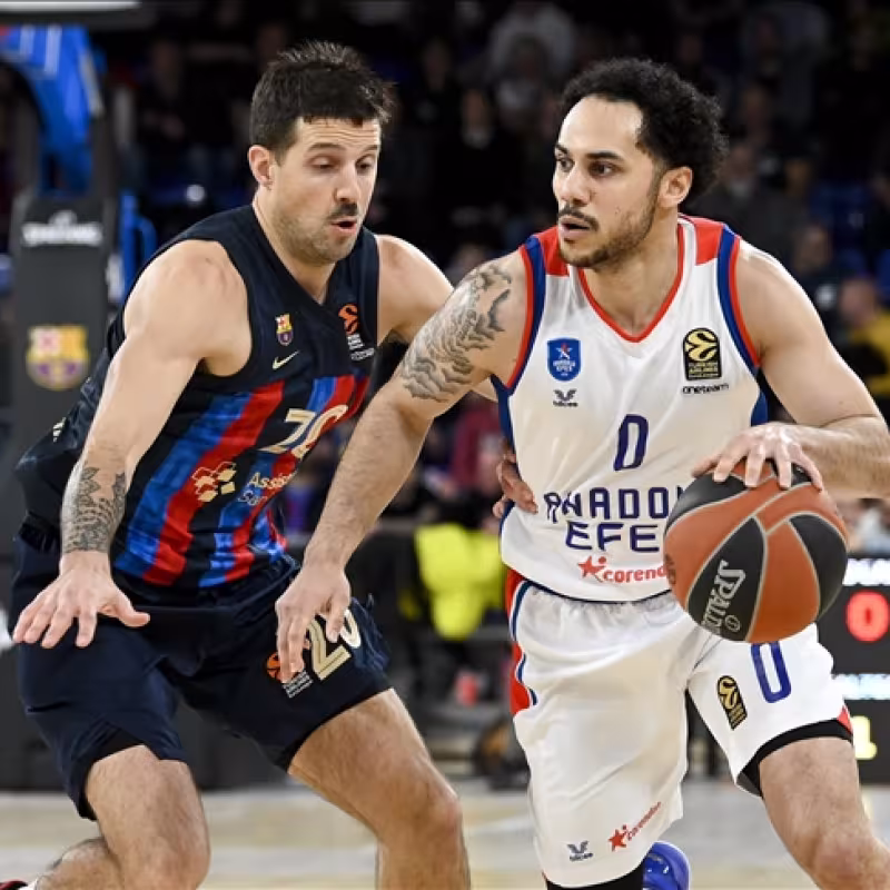 Nico Laprovittola defendiendo a Shane Larkin