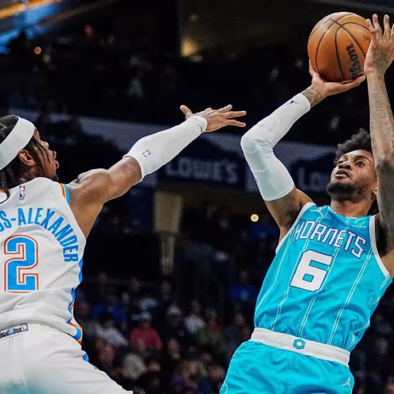 Jalen McDaniels, defendido por Shai Gilgeous-Alexander