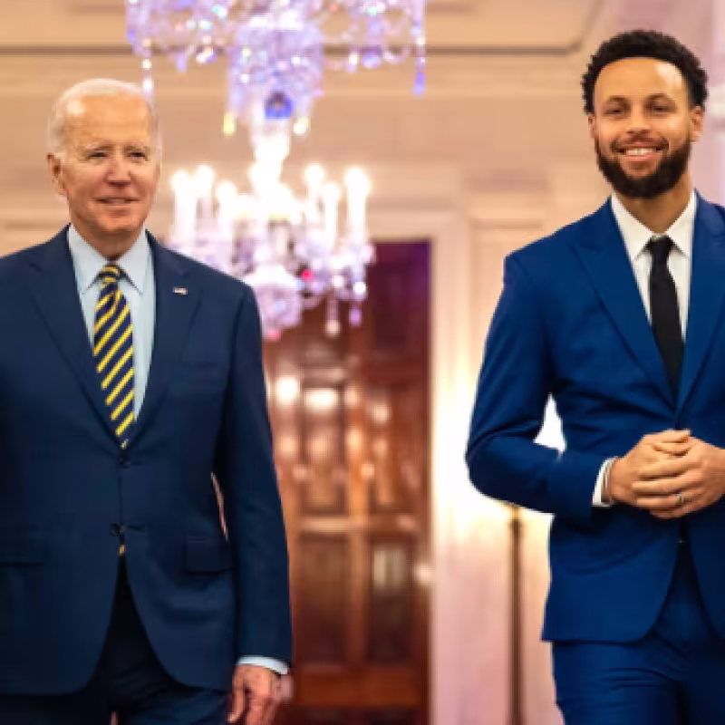 Stephen Curry, junto al presidente Joe Biden, en la Casa Blanca.