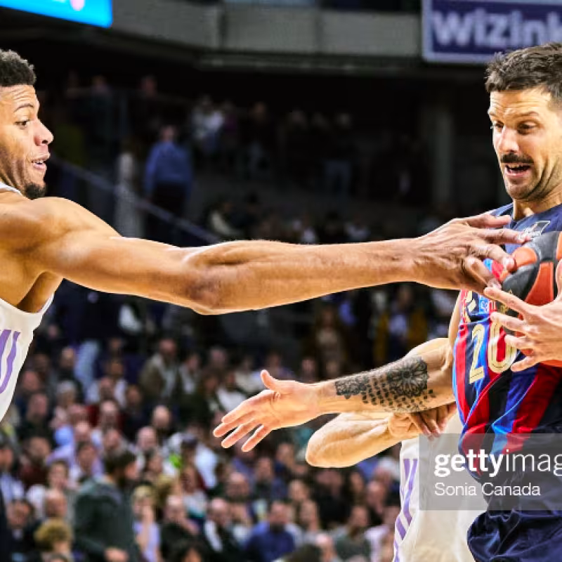 Tavares, frente a Laprovittola, en un reciente Real Madrid-FC Barcelona.