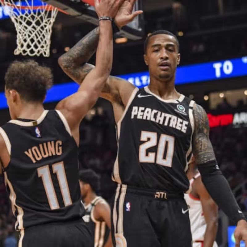 Trae Young y John Collins