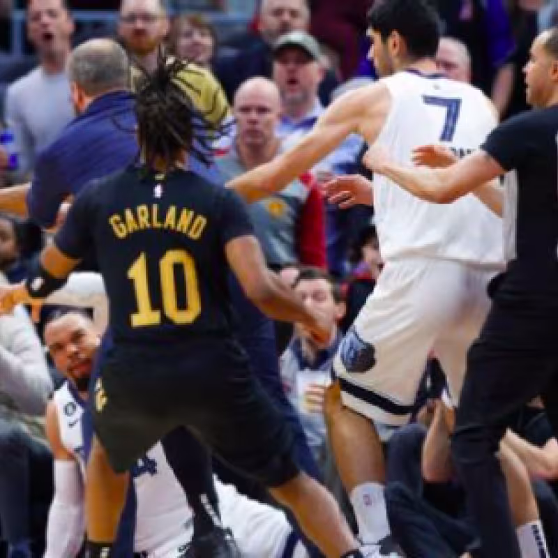 Santi Aldama y Darius Garland intentan separar a Brooks y Mitchell.