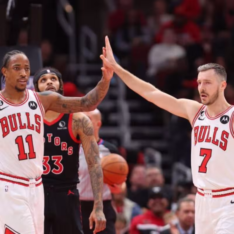 DeMar DeRozan y Goran Dragic