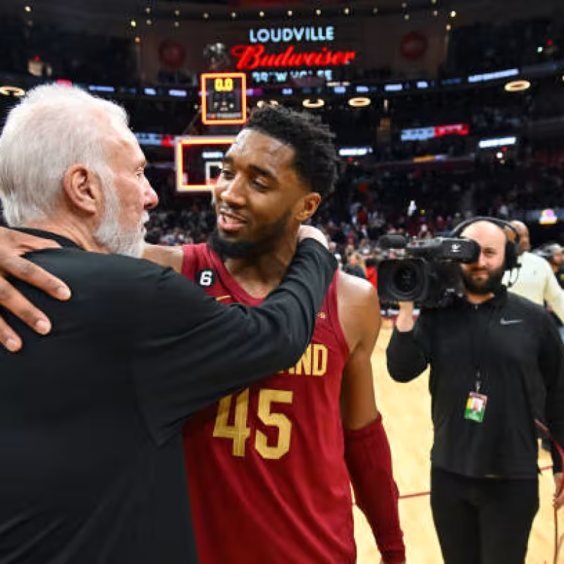 Donovan Mitchell, rompe tobillos Sochan. Foto: gettyimages