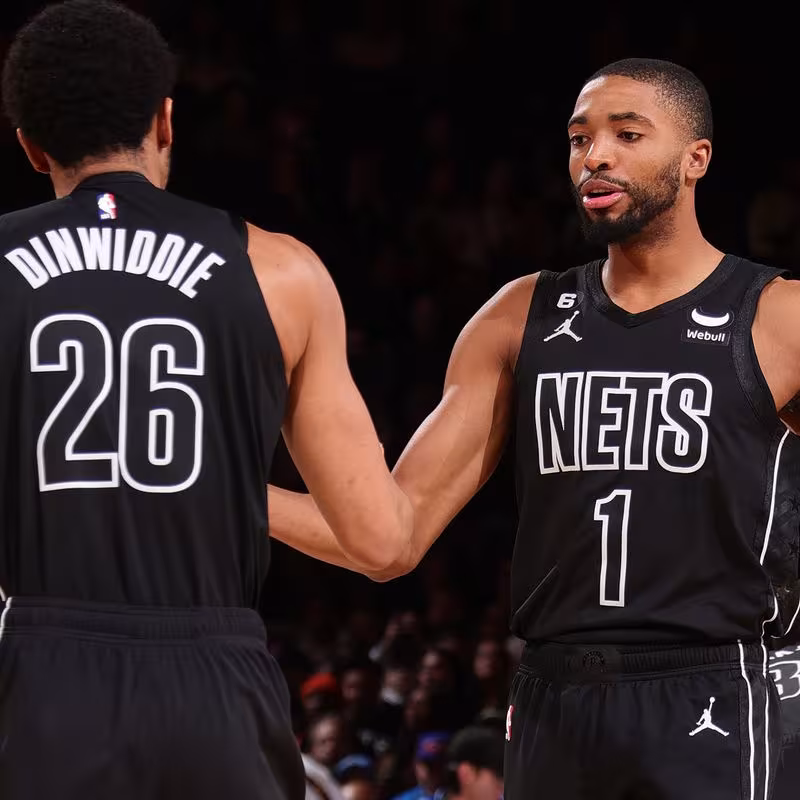 Spencer Dinwiddie y Mikal Bridges