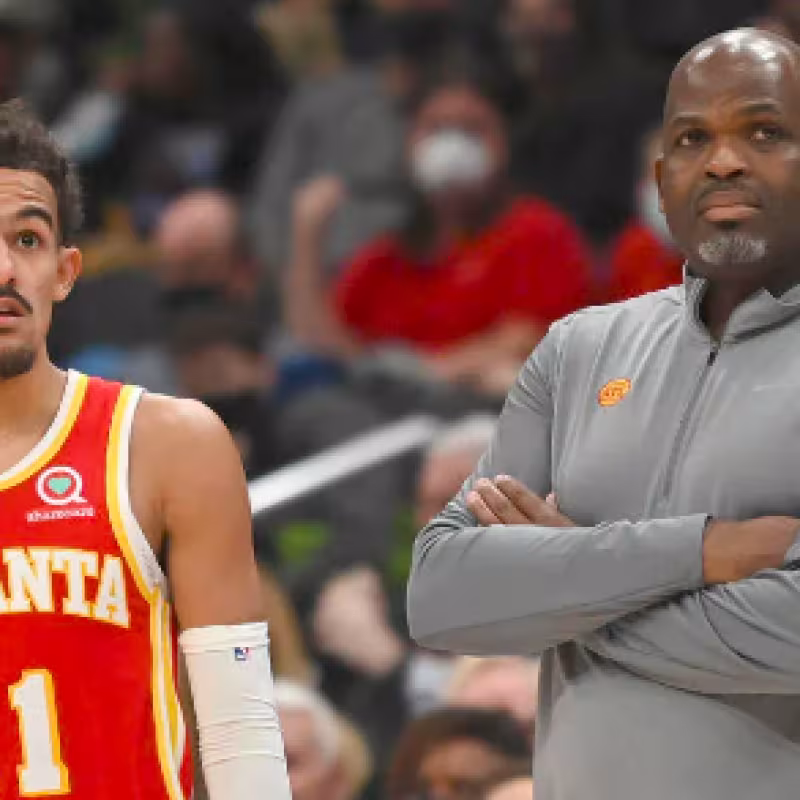 Nate McMillan y Trae Young, en un partido de los Hawks.