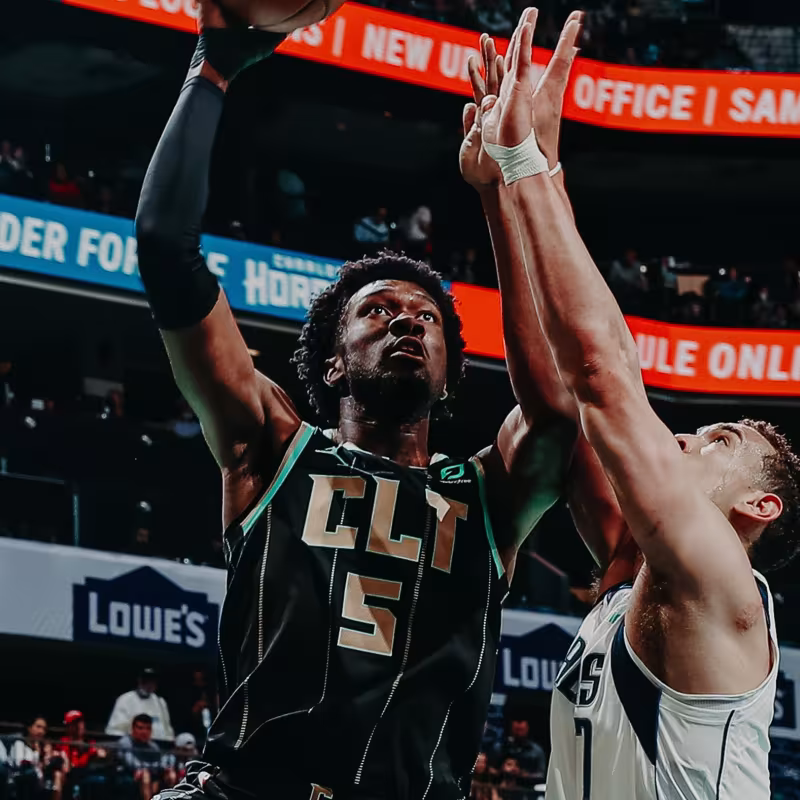 Charlotte Hornets vence a Dallas Mavericks.