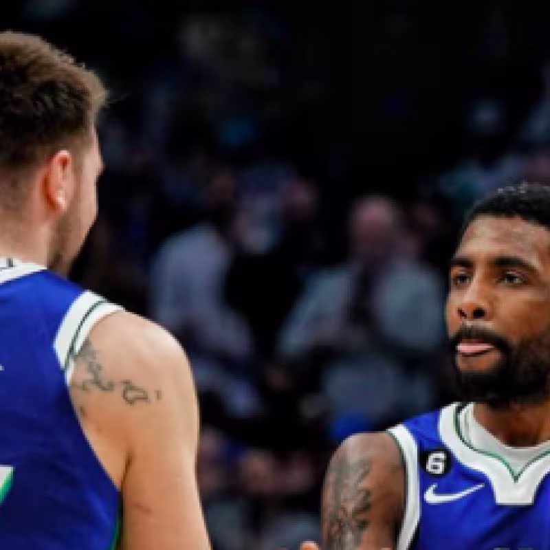 Luka Doncic y Kyrie Irving, estrellas de Dallas Mavericks.