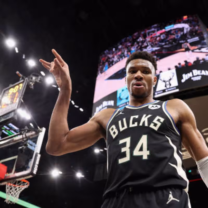 Giannis Antetokounmpo, exhibición ante los Suns. Foto: gettyimages