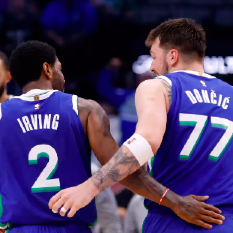 Irving y Doncic, en un partido de Dallas Mavericks. 