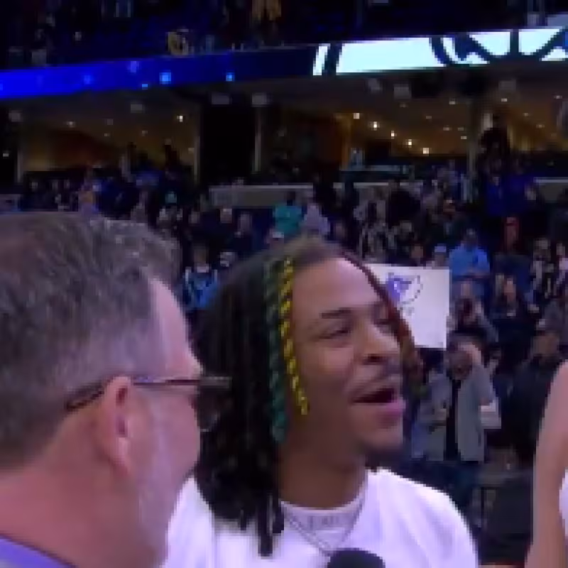 Ja Morant bromea con Santi Aldama tras la victoria de Memphis Grizzlies. 
