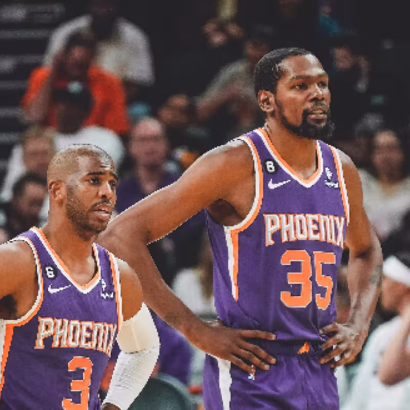 Kevin Durant, estrella de Phoenix Suns, junto a Chris Paul.