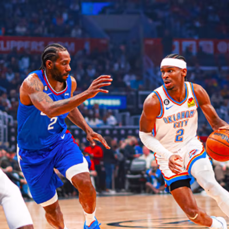 Kawhi Leonard, estrella de Los Angeles Clippers, frente a Shai Gilgeous-Alexander.