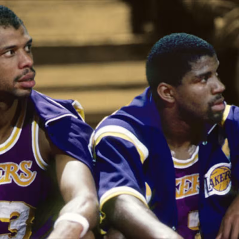 Magic Johnson y Kareem Abdul-Jabbar, estrellas de Los Angeles Lakers. 