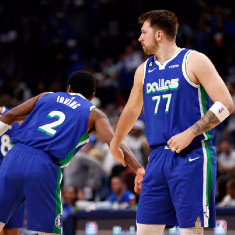 Irving y Doncic, partido histórico contra Sixers. Foto: gettyimages