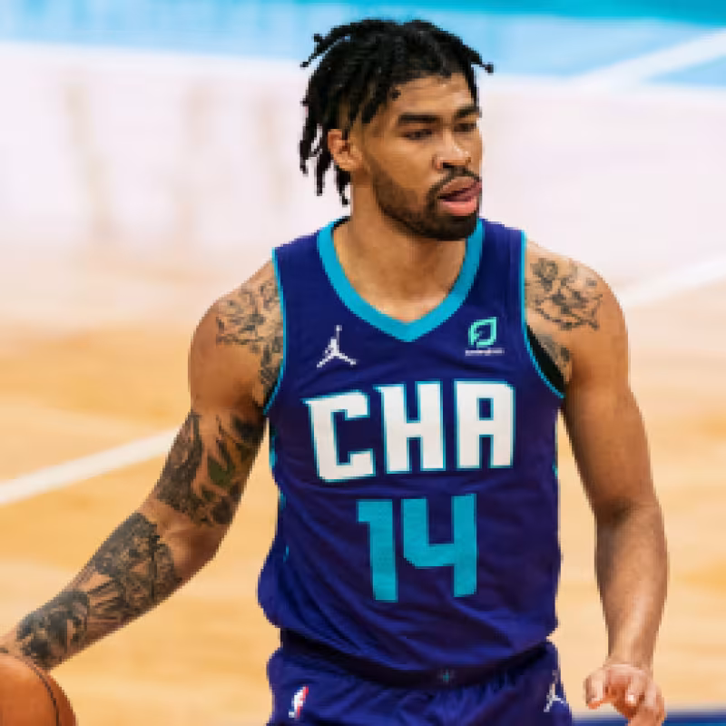 Nick Richards renueva con Charlotte Hornets. 