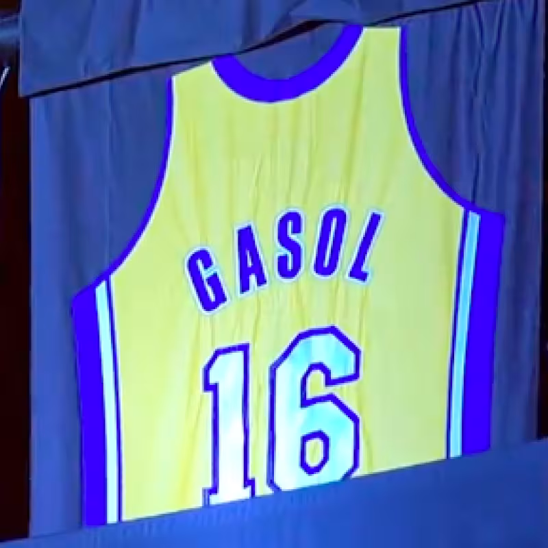 Momento histórico: el '16' de Pau Gasol ya cuelga para siempre en el Crypto.com Arena.