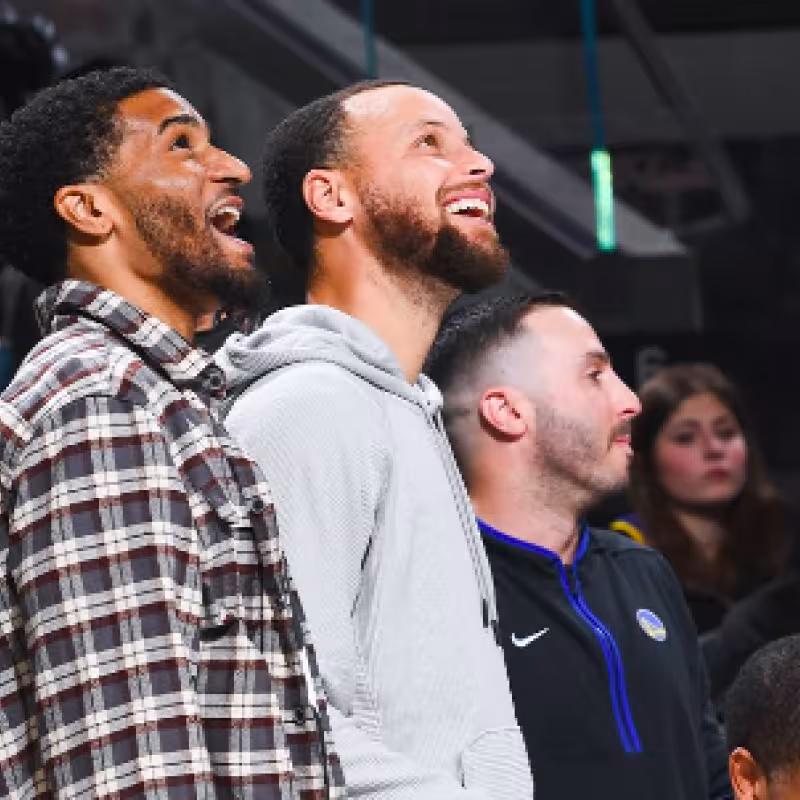 Stephen Curry, junto a Gary Payton, disfrutando del triunfo de los Warriors.
