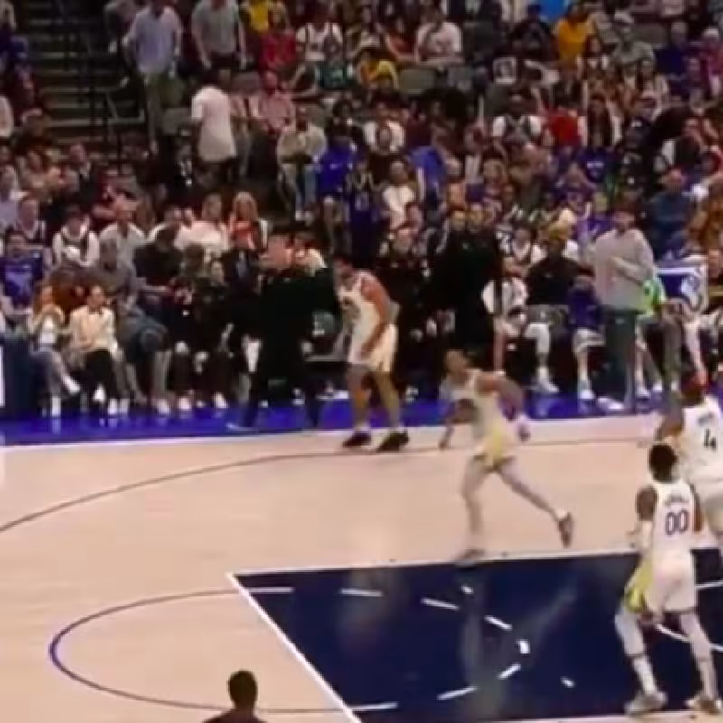 Momento de la controvertida canasta de los Warriors ante los Mavs.