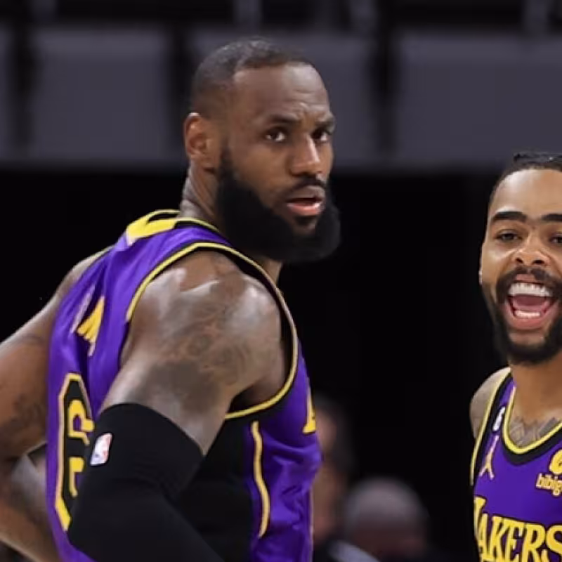 D'Angelo Russell y LeBron James.