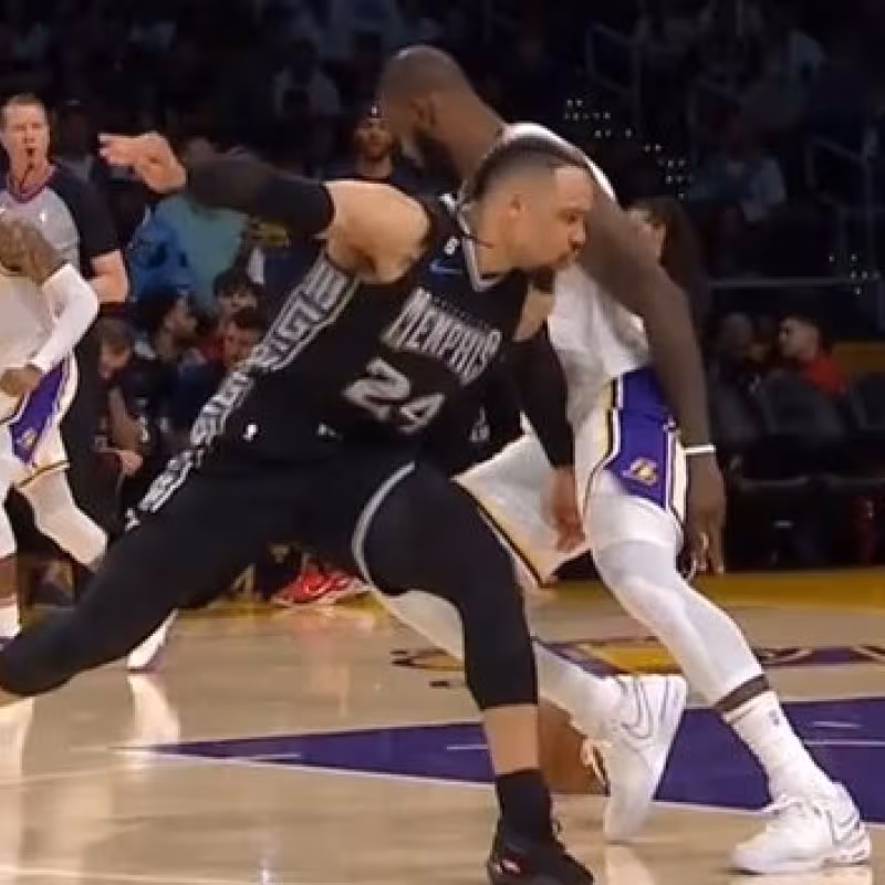 Agresión de Dillon Brooks a LeBron James.
