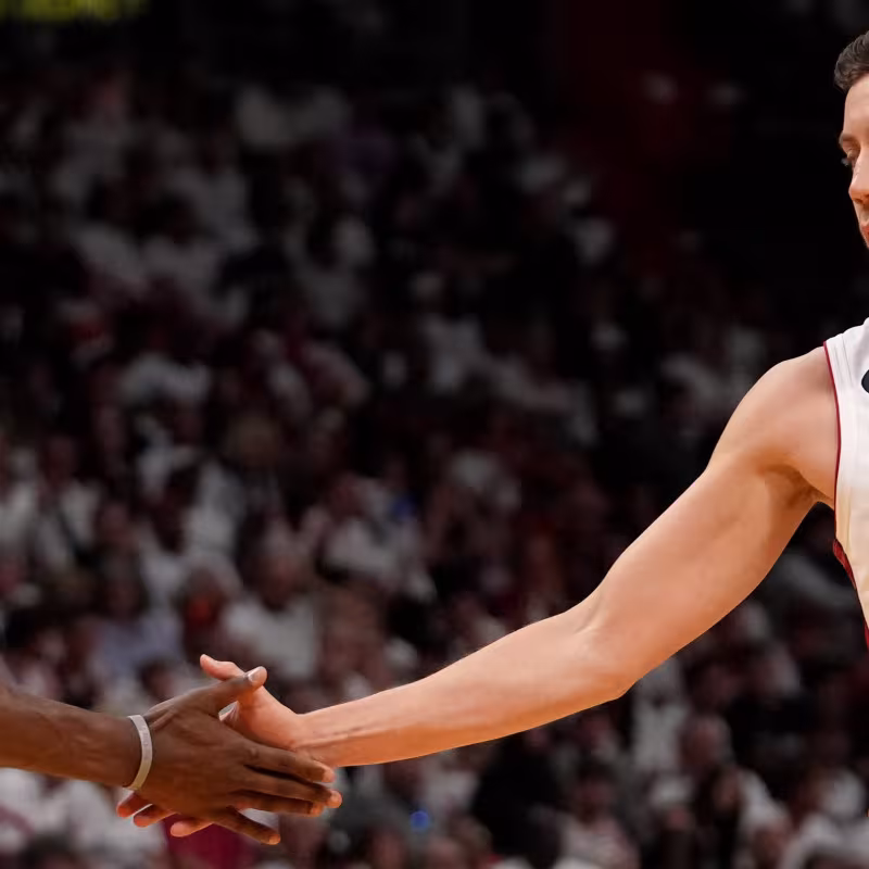 Jimmy Butler y Duncan Robinson, jugadores de Miami Heat.