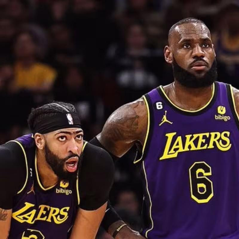 LeBron James y Anthony Davis, estrellas de Los Angeles Lakers.