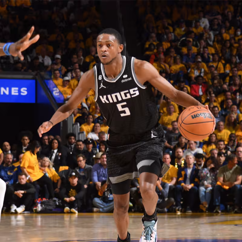 De'Aaron Fox, defendido por Draymond Green en la primera ronda de los playoffs NBA 2023