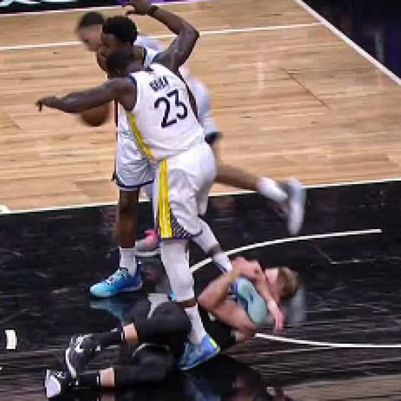 Draymond Green, pisando a Domantas Sabonis. 