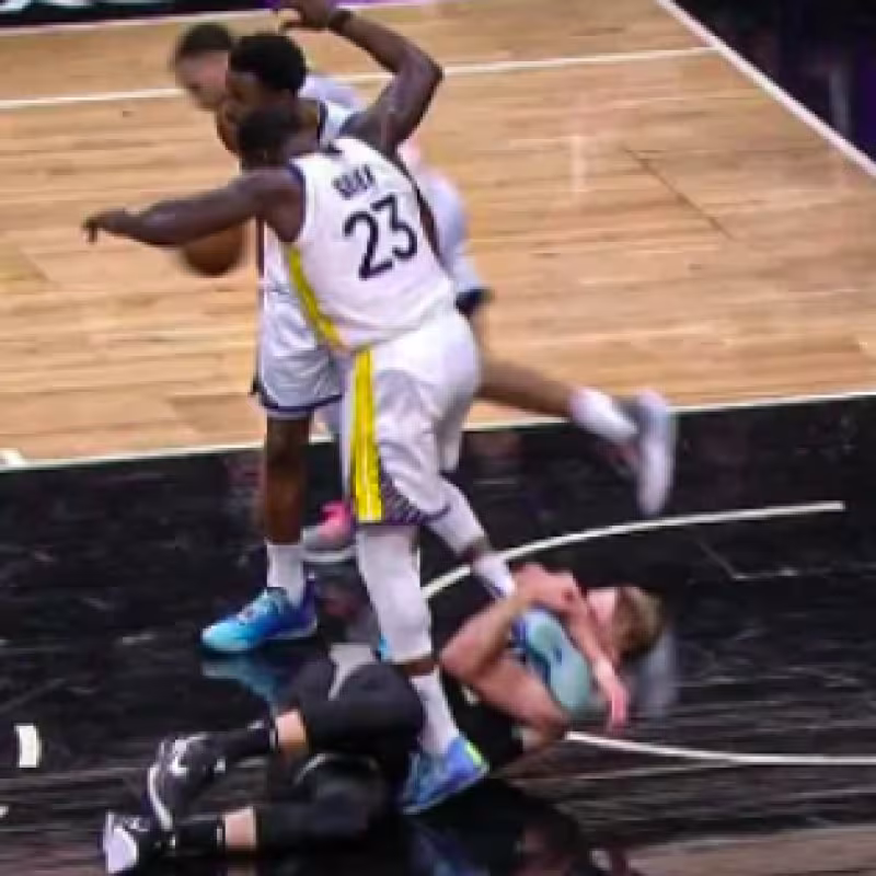 Draymond Green pisa a Domantas Sabonis. 