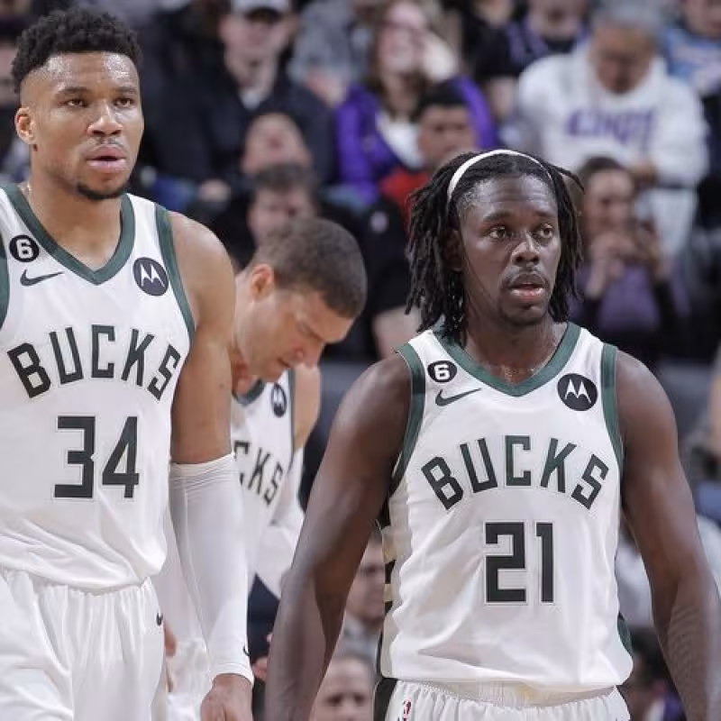 Giannis Antetokounmpo y Jrue Holiday