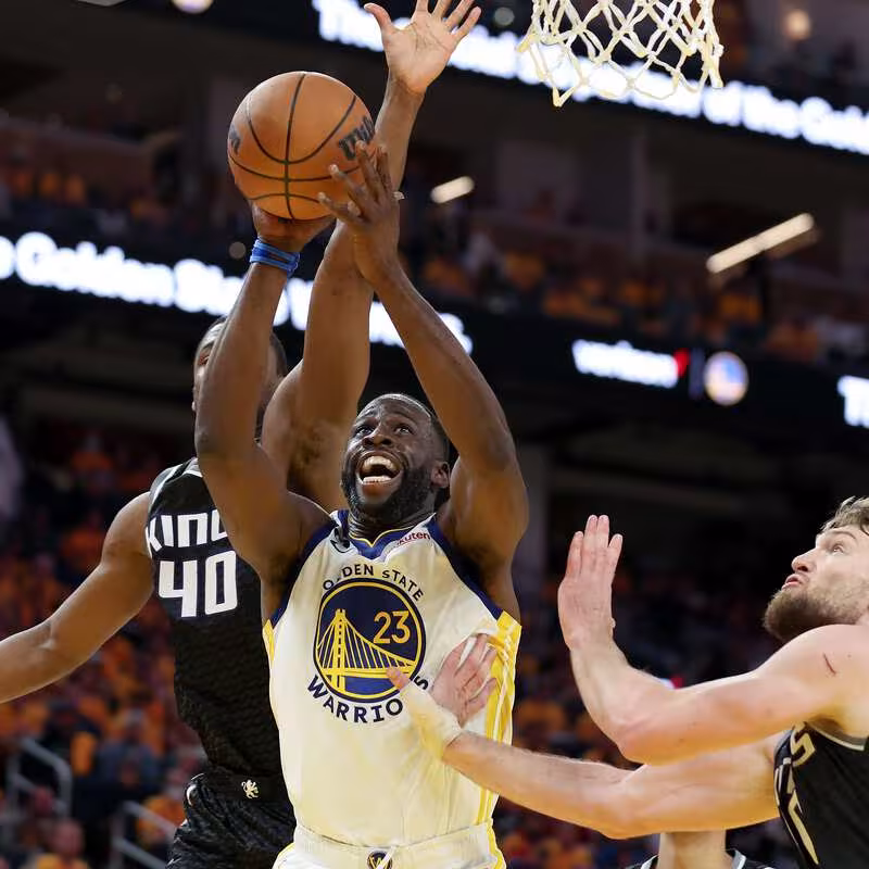 Draymond Green, defendido por Harrison Barnes y Domantas Sabonis