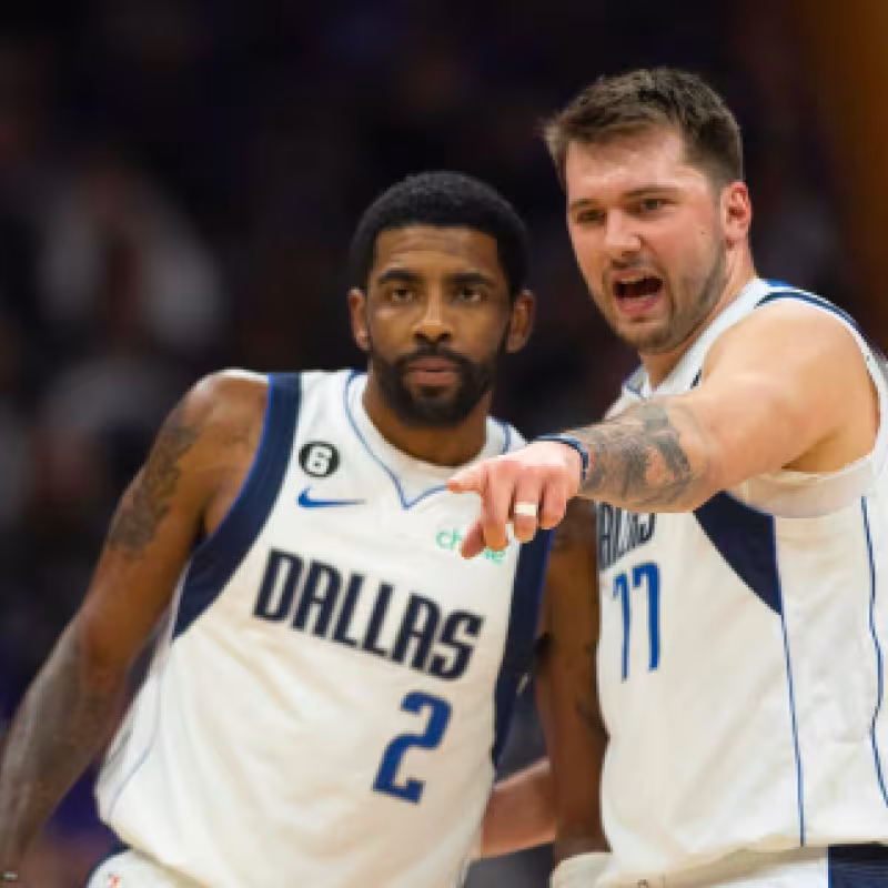 Irving y Doncic, en un partido de Dallas Mavericks. 
