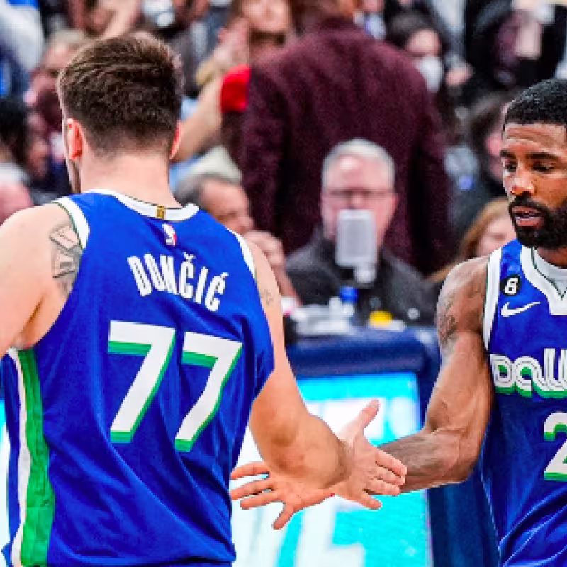 Irving y Doncic, en un partido de Dallas Mavericks. 