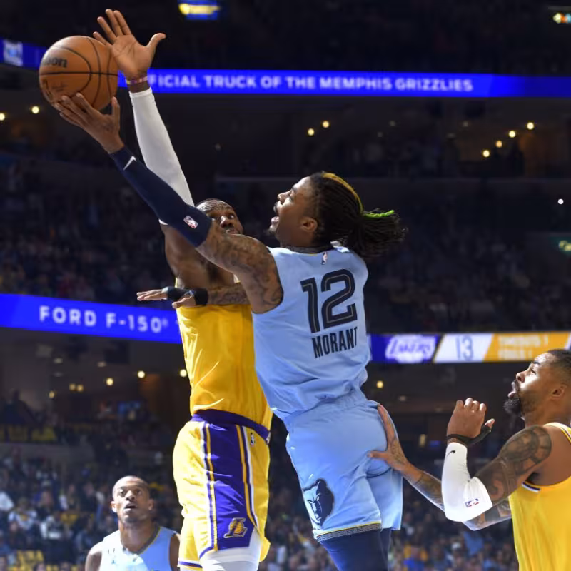 LeBron James, tratando de taponar a Ja Morant