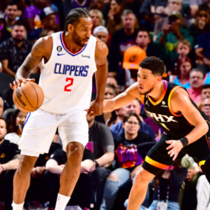 Kawhi Leonard, estrella de Los Angeles Clippers, frente a Devin Booker. 