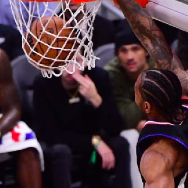 Kawhi Leonard machaca ante la atónita mirada de LeBron James.