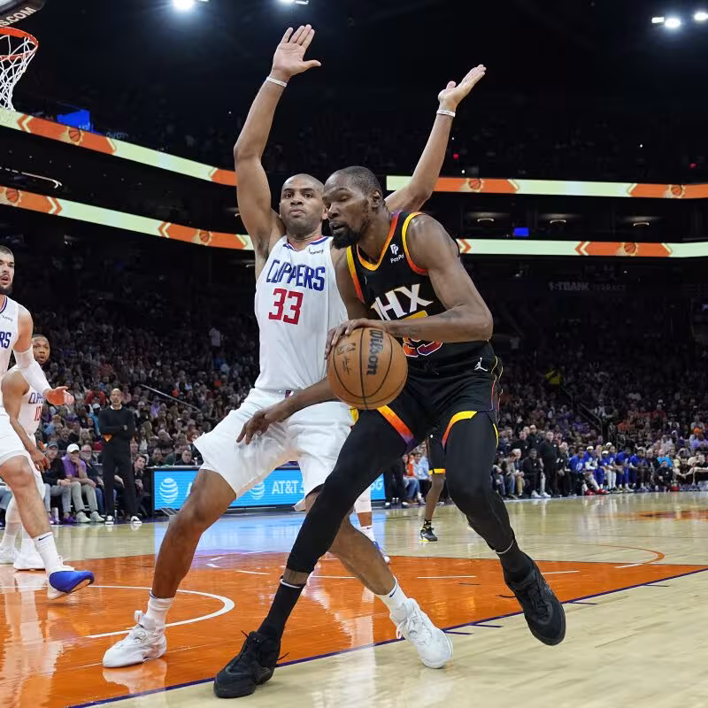 Kevin Durant, defendido por Nicolas Batum en la primera ronda de los playoffs NBA 2023