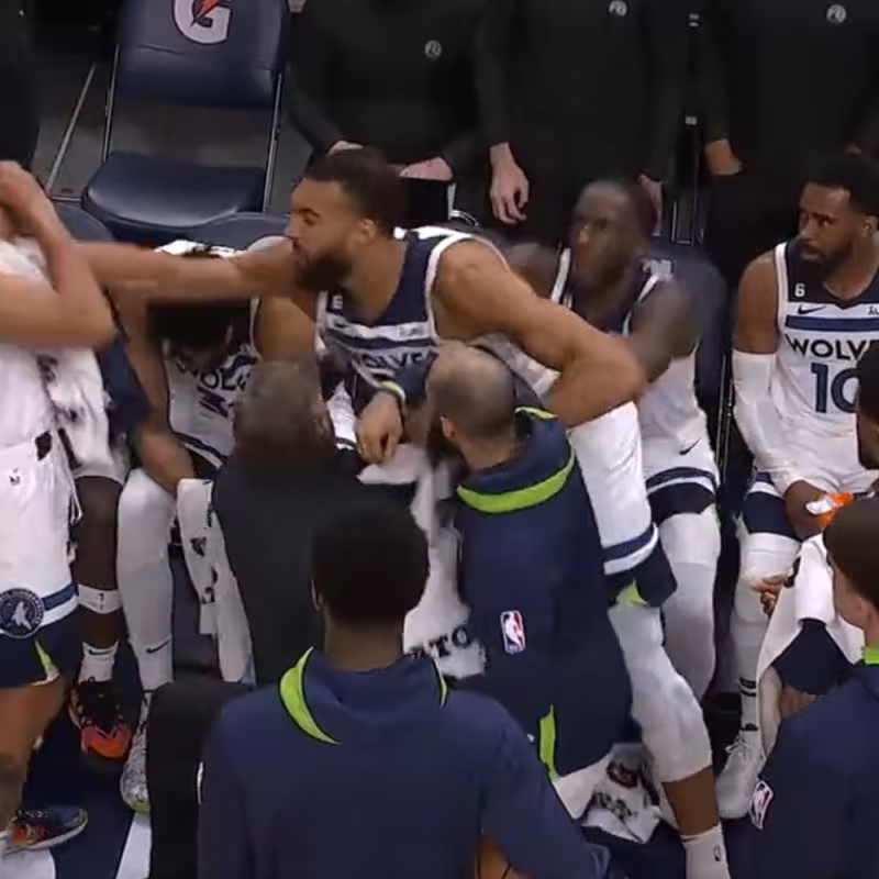 Rudy Gobert golpea a su compañero de equipo Kyle Anderson