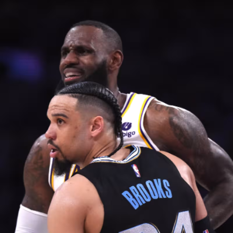 LeBron James, estrella de Los Angeles Lakers, junto a Dillon Brooks. 